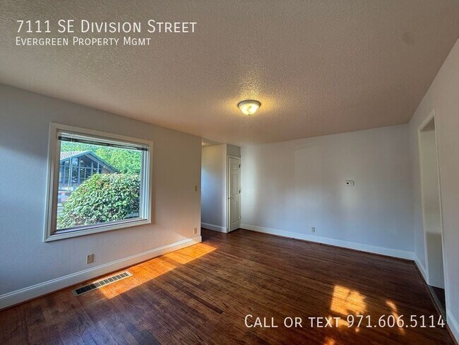 Photo - 7111 SE Division St