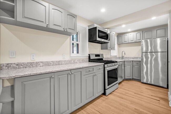 Photo - 468 Henry St