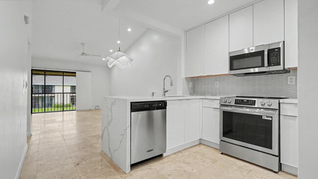 Building Photo - 3939 NE 5th Ave Unit A201