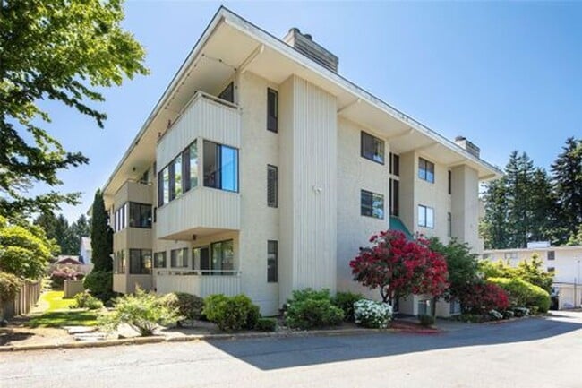 Building Photo - Well Maintained 2BD/2BTH Lynnwood Condo for Lease in Gated Community!