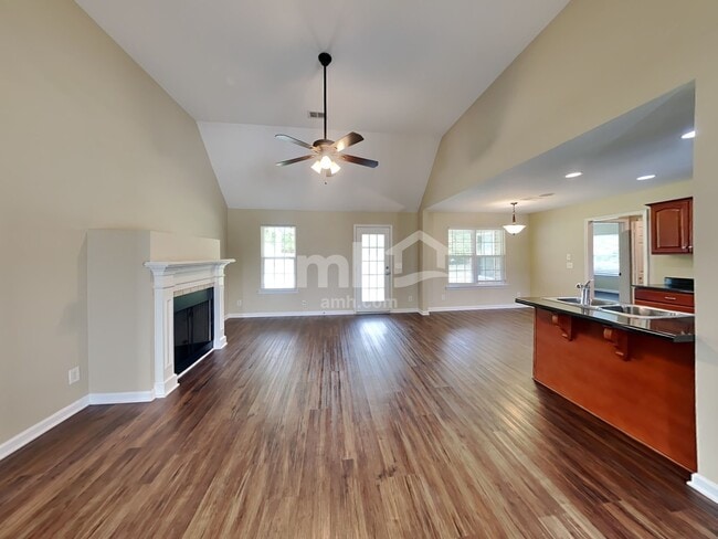 902 Tanager Ct