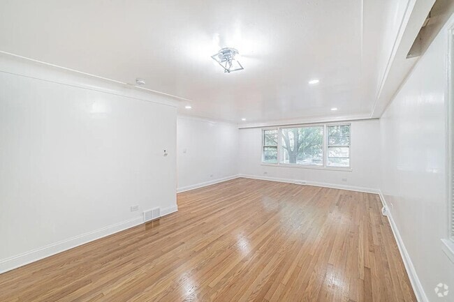 Building Photo - 7530 N Oakley Ave Rental