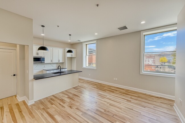 Building Photo - 432-434 Lackawanna Ave Unit 304