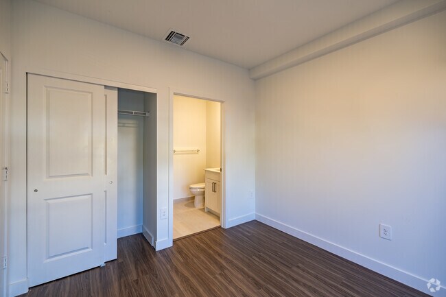 3 habitaciones, 3,5 baños, 1814 pies cuadrados, dormitorio en el primer piso