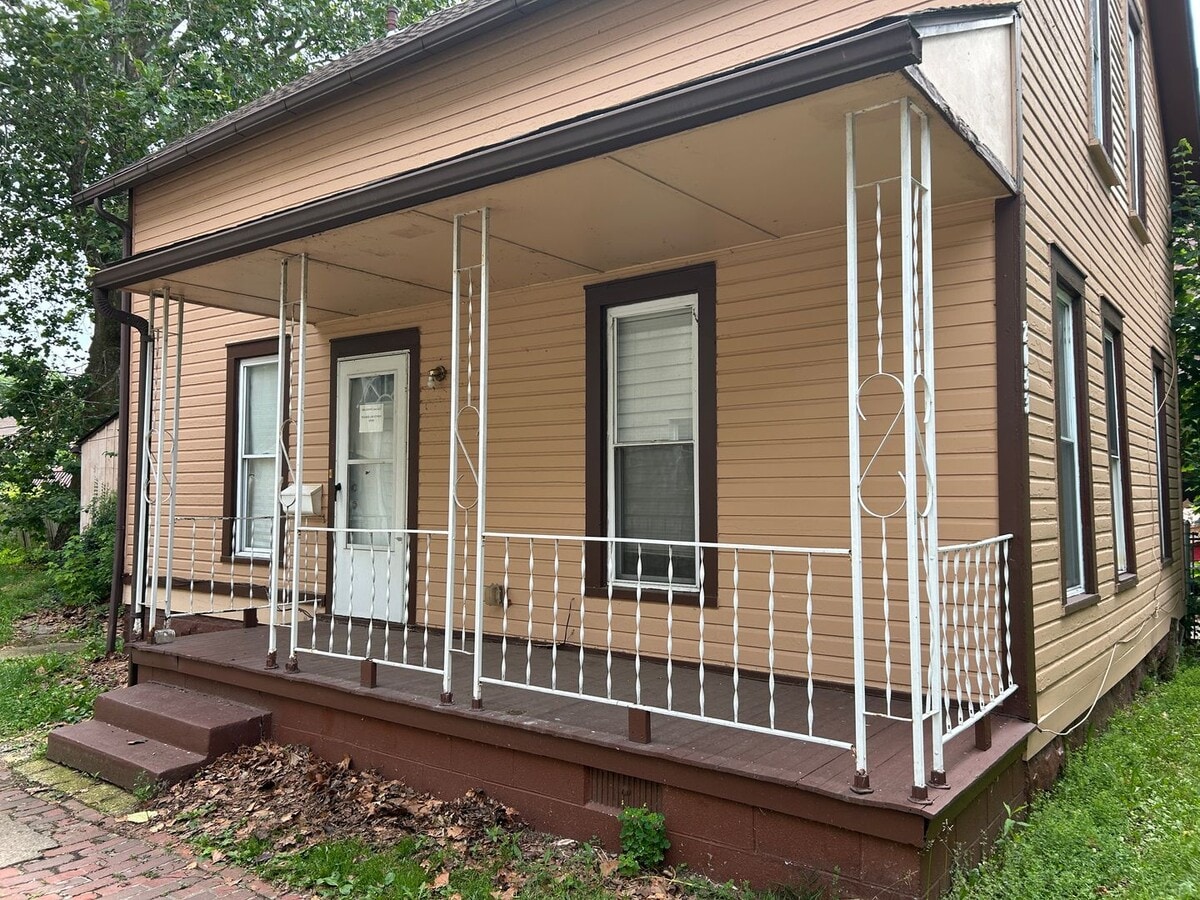 Cudell/Edgewater neighborhood; 4 bedroom/1 bath single family house for rent! - Cudell/Edgewater neighborhood; 4 bedroom/1 bath single family house for rent!