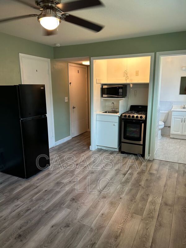 Building Photo - 4917 Vincennes St Unit 1