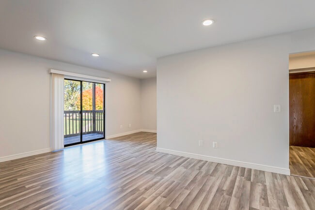 Photo - 30078 W 12 Mile Rd Unidad 104