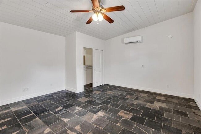 212 David St