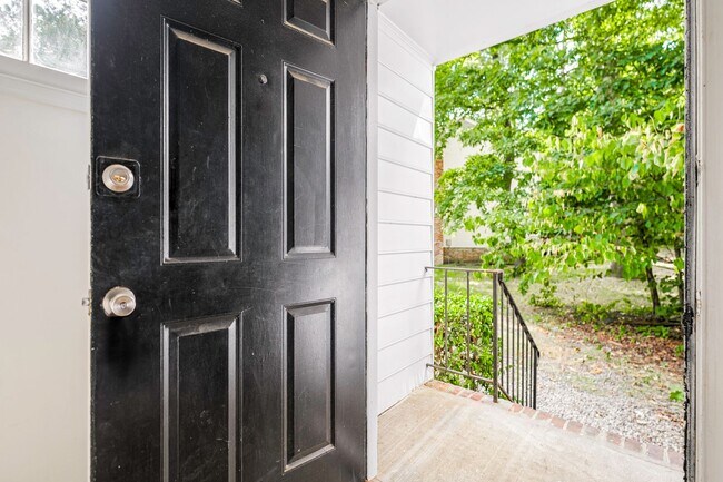 Photo - Great West End Two Bedroom Flat for rent Unit B