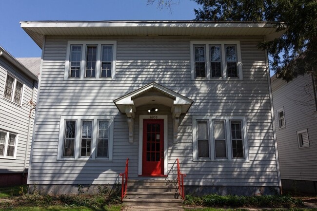 Building Photo - Very Large 1 Bed / 1 Bath Unit Apt #2