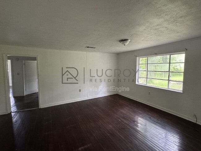 Photo - 323 Colonial Dr