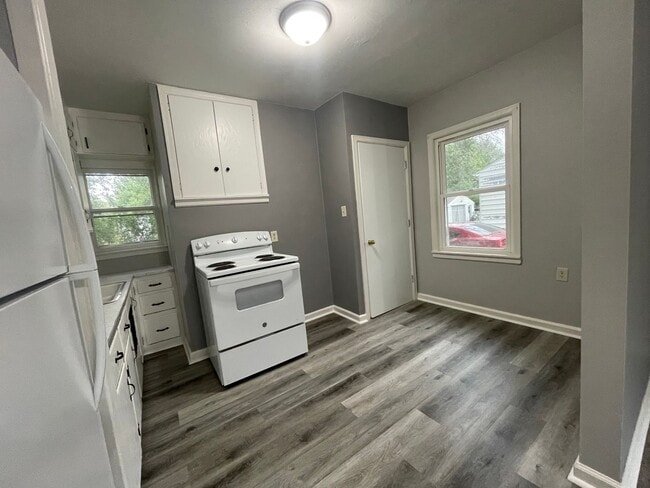 Building Photo - 2 bed, 1 bath home for rent in Waterloo