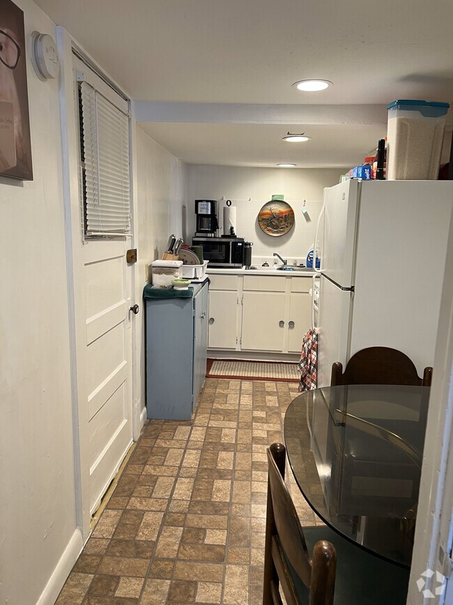 Building Photo - 608 E Fremont St Unit 608 and one half Basement Rental