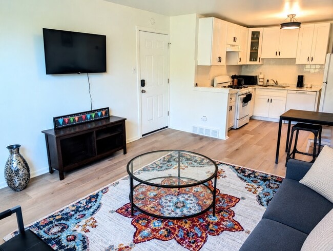 Building Photo - 339 Ripka St Unit 2