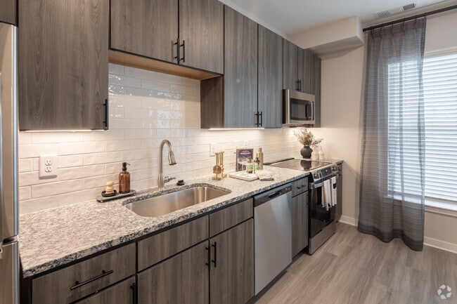 Studio, 1BA - 583SF - Kitchen