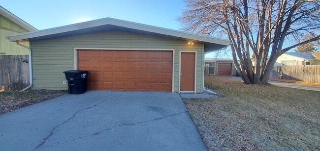 Building Photo - 805 1/2-920 1/2 Crist Dr Unit 920 Crist Dr