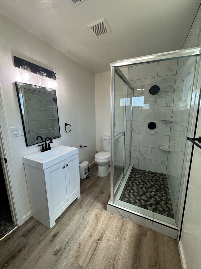 Photo - 1104 Lincolnwood Cir