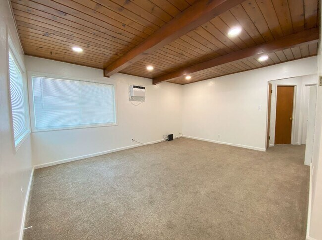 Photo - 605 Barney St