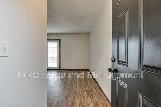 Photo - 11723 N Francis Ave