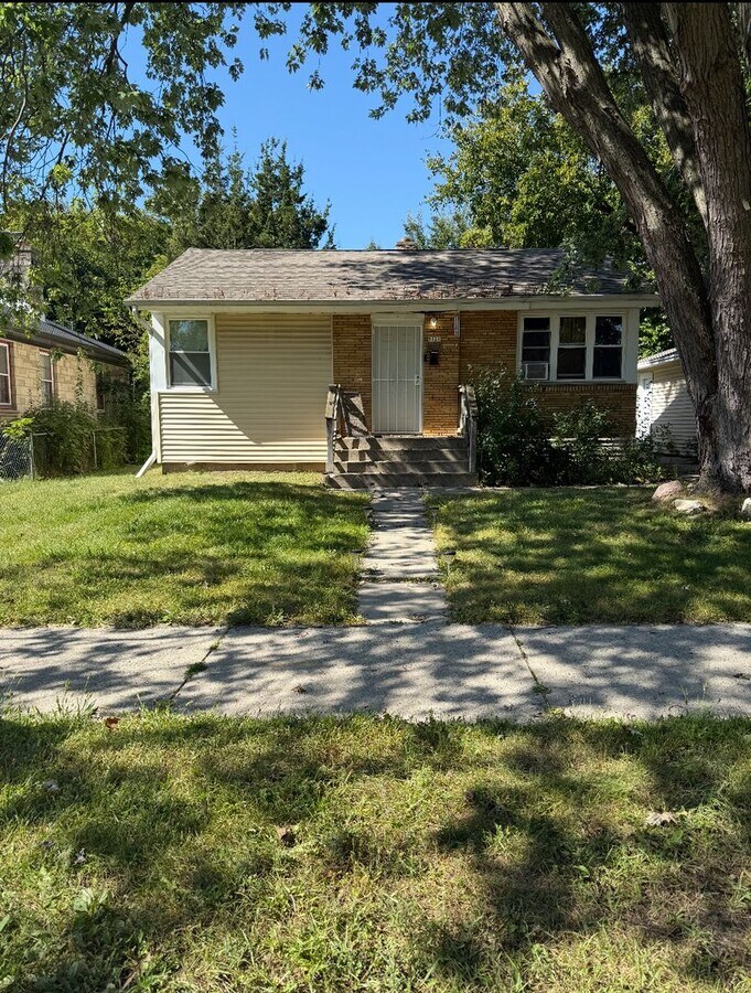 REDONE 3BR SINGLE FAMILY, HUGE YARD, GARAG... - REDONE 3BR SINGLE FAMILY, HUGE YARD, GARAG... Casa
