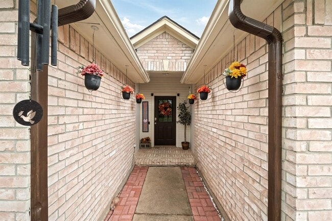 Photo - 17023 Enchanted Cir W