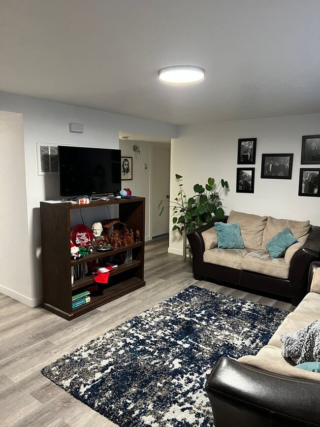 Building Photo - 2 Bedroom Apartment -2023 remodel New paint, flooring, and granite countertops Unit 1434