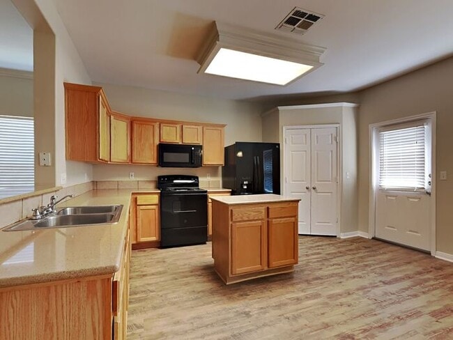 Building Photo - *No App Fee.*1 Month FREE Rent w/move in b... Rental