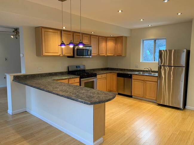 Building Photo - Beautiful 3bed/2.5 bath in Southside