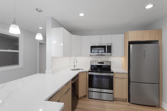 Photo - 7070 N Sheridan Rd