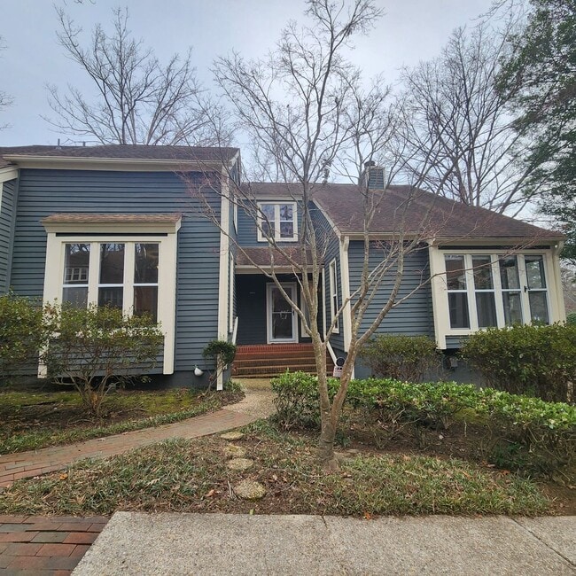 Building Photo - Beautiful End unit Townhome for rent