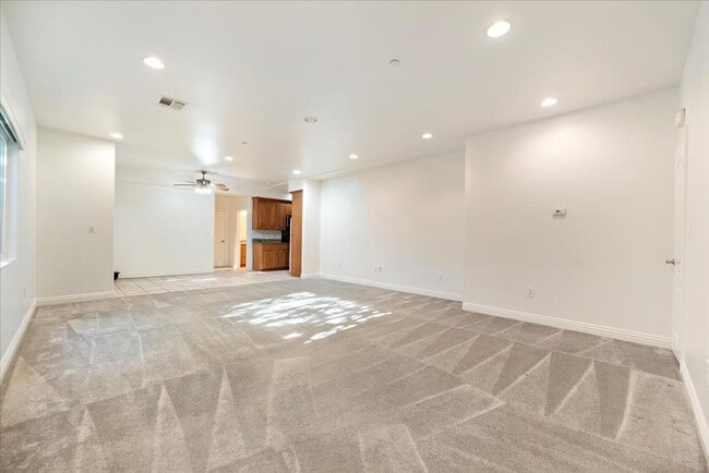 Photo - 637 N Fairview St Unidad #102