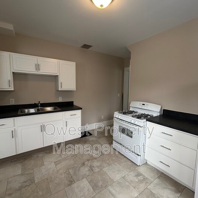 Photo - 218 Travis St NE