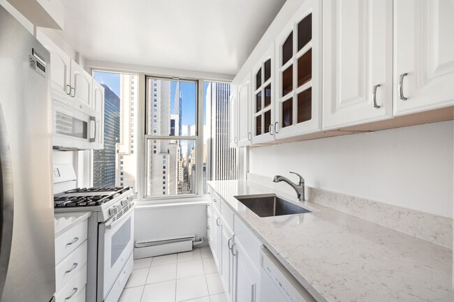 Photo - 117 E 57th St