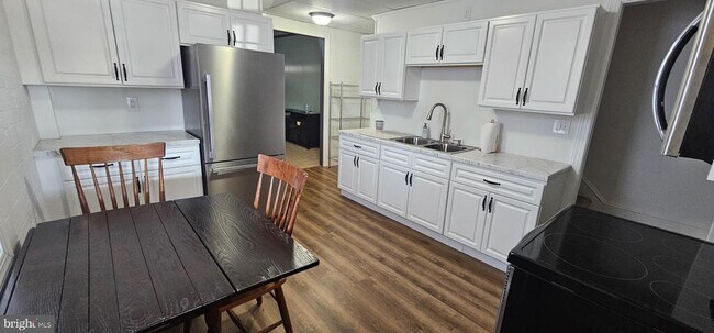 Photo - 305 Haven St