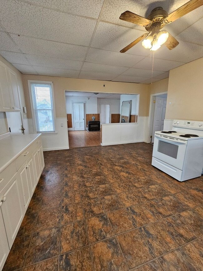 Building Photo - Spacious 3 Bedroom, 1 Bath Apartment Unit 2