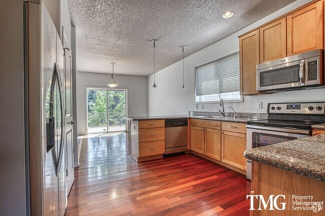 Building Photo - Large 4 Bed 2.5 Bath Home in Lakeshore!