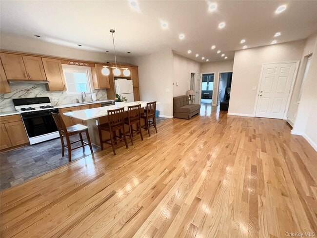 Building Photo - 66-22 53rd Ave Unit 2