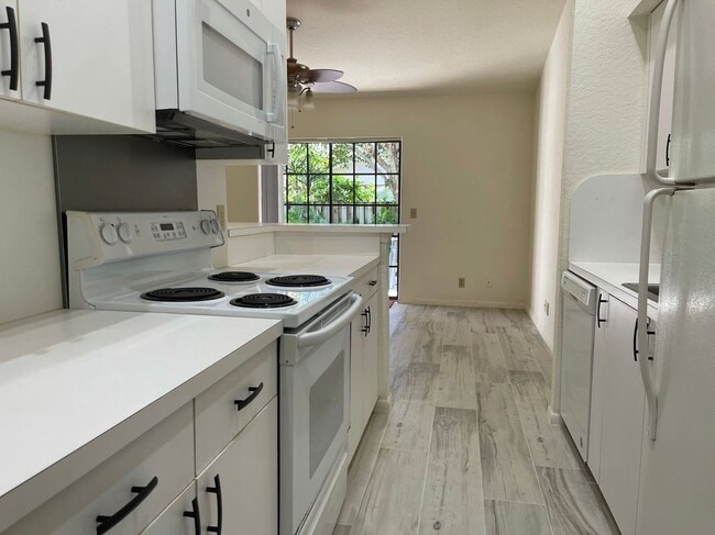 Photo - 654 Manor Dr