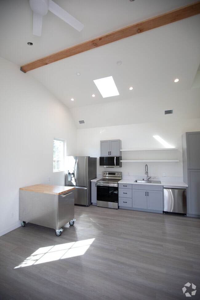 Building Photo - 1435 Gillespie St Rental