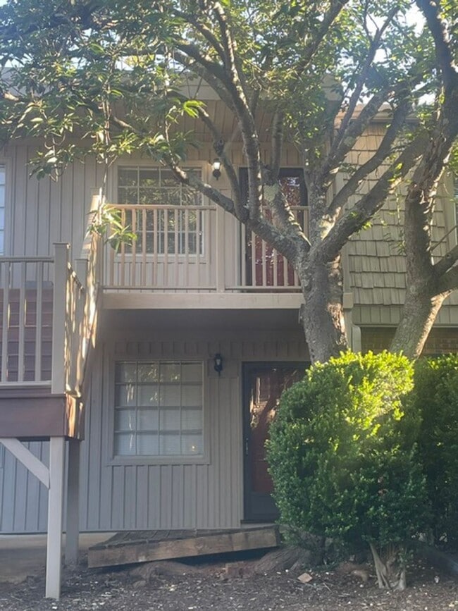 Building Photo - Updated Condo Off Country Club Road