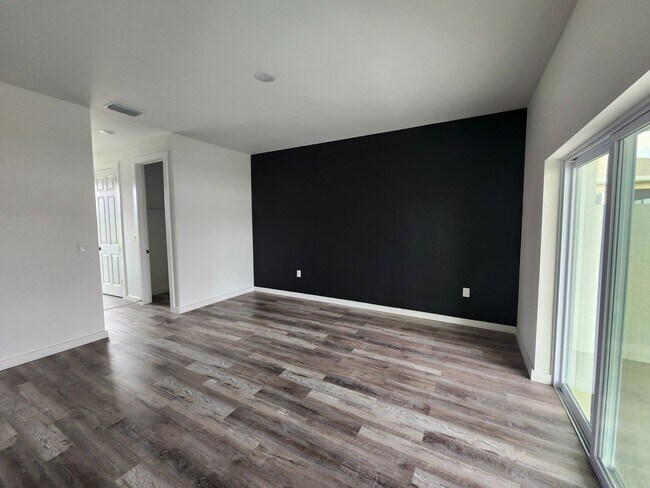 Photo - 905 NW 1st St