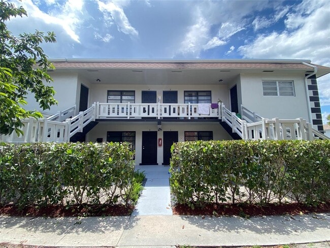 Building Photo - 5920 NW 16th Pl Unit 4 Rental