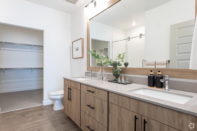 2BR, 2BA - 1,116SF - Primary Bathroom