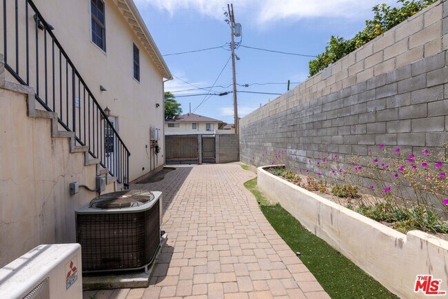 Photo - 12833 Delano St