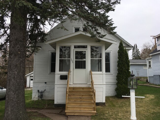 AVAILABLE JUNE - Great 3 Bed 1 Bath Bungalow - AVAILABLE JUNE - Great 3 Bed 1 Bath Bungalow Casa