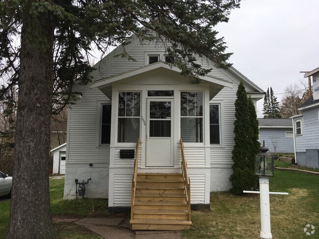 Building Photo - AVAILABLE JUNE - Great 3 Bed 1 Bath Bungalow Rental