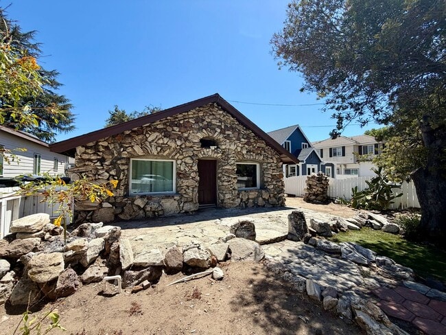 Photo - 3056 Crescent Way