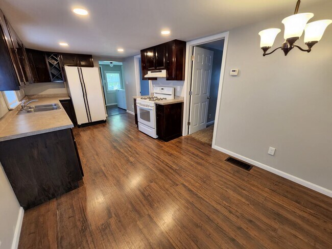 Photo - Available October 1st - East Peoria - 2BR/...