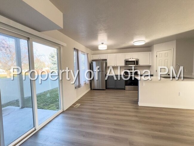 Photo - 1069 W Pine Ave