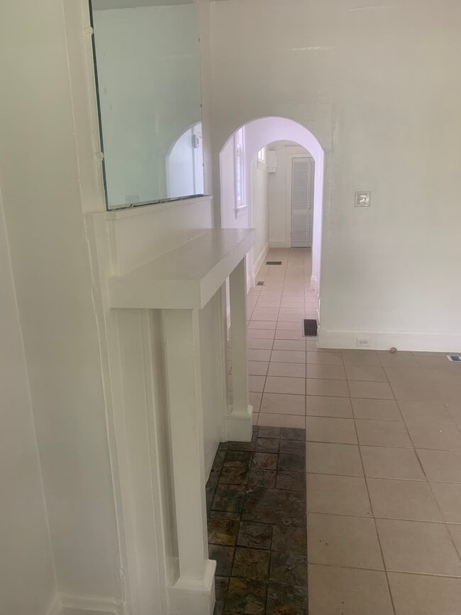 Pasillo pasando la puerta de acceso de los propietarios y el primer dormitorio. - 911 Putnam St Unidad Apt 1